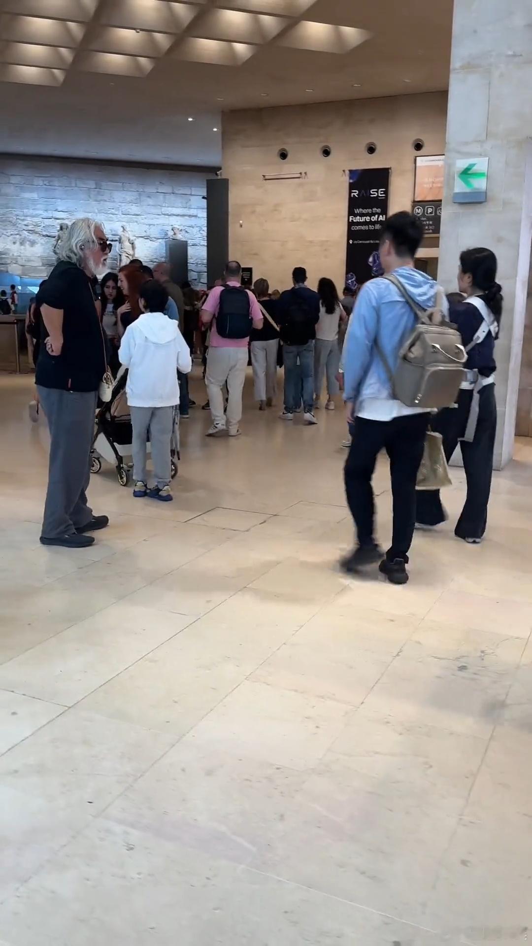 巴黎偶遇张纪中一家张纪中一家巴黎度假 巴黎偶遇张纪中一家，老爷子精气神很不错 ​