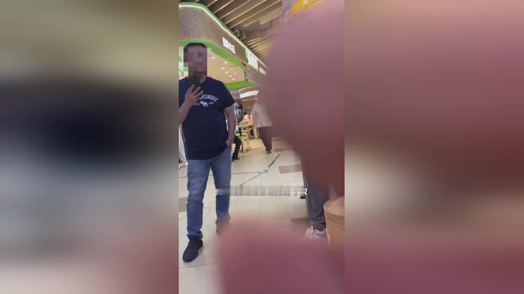 一个4岁的小姑娘，蹲在商场负一楼餐饮区的桌子底下，哭得浑身发抖，跟围堵她爸爸的人