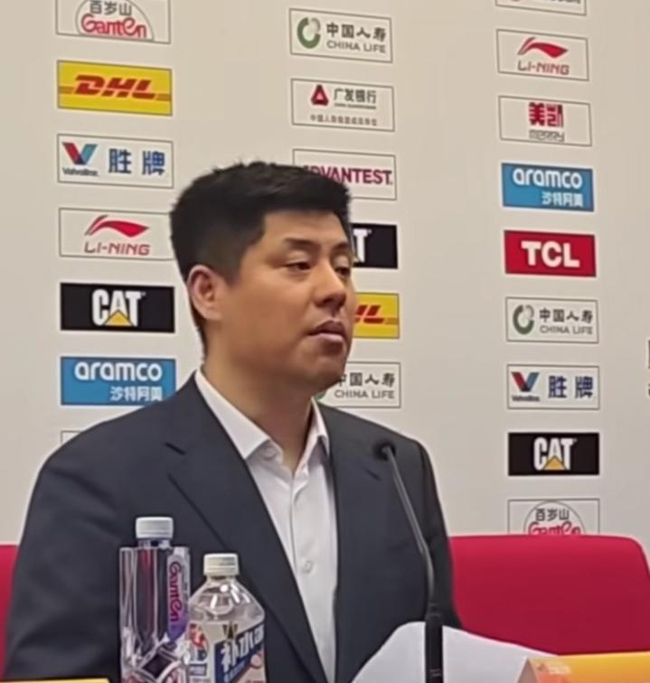 山东止住了连败，但是潘江输的不服气。
不难看出，双方主教练的关系还是比较不错的，