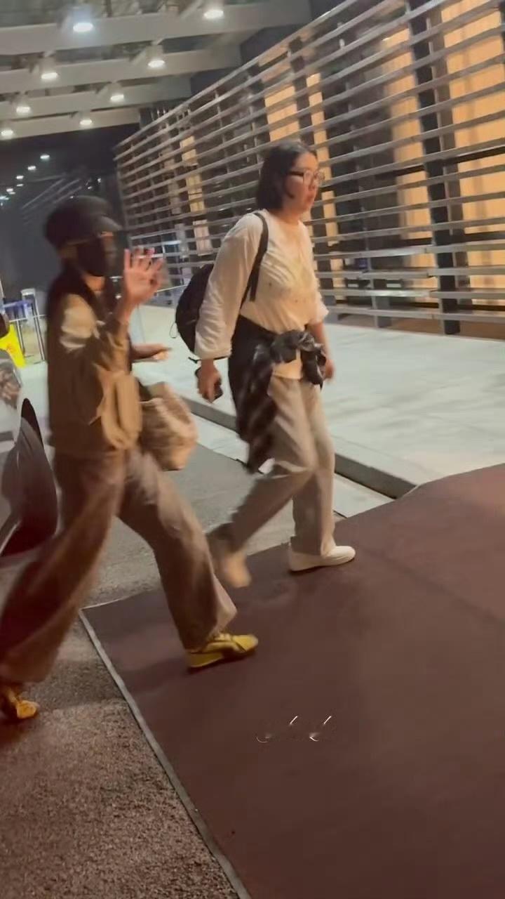 迪丽热巴出发巴黎时装周期待迪丽热巴闪耀巴黎[打call] ​​​