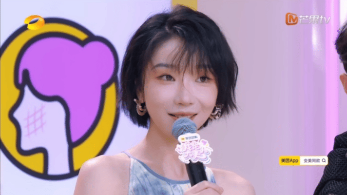 #刘恋自称淡颜不化妆五官消失# 恋姐这么精致的眼妆除了技术好之外，肯定也少不了日