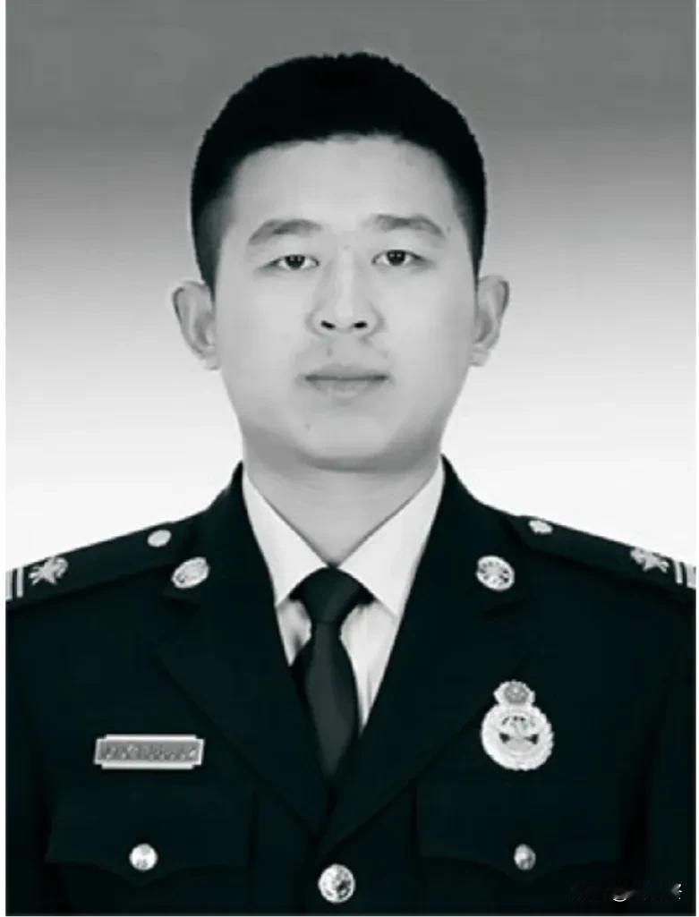 请不要忘记他！
暴雨中牺牲的９０后消防员！
冯振出生于１９９２年，山东济宁市汶上