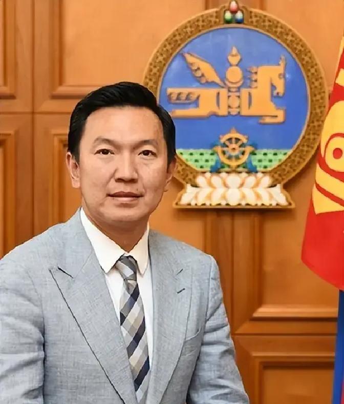 蒙古国总理赞丹沙塔尔任职九个月后辞职，新总理乌其尔勒两天内上任，这场快速换帅让中