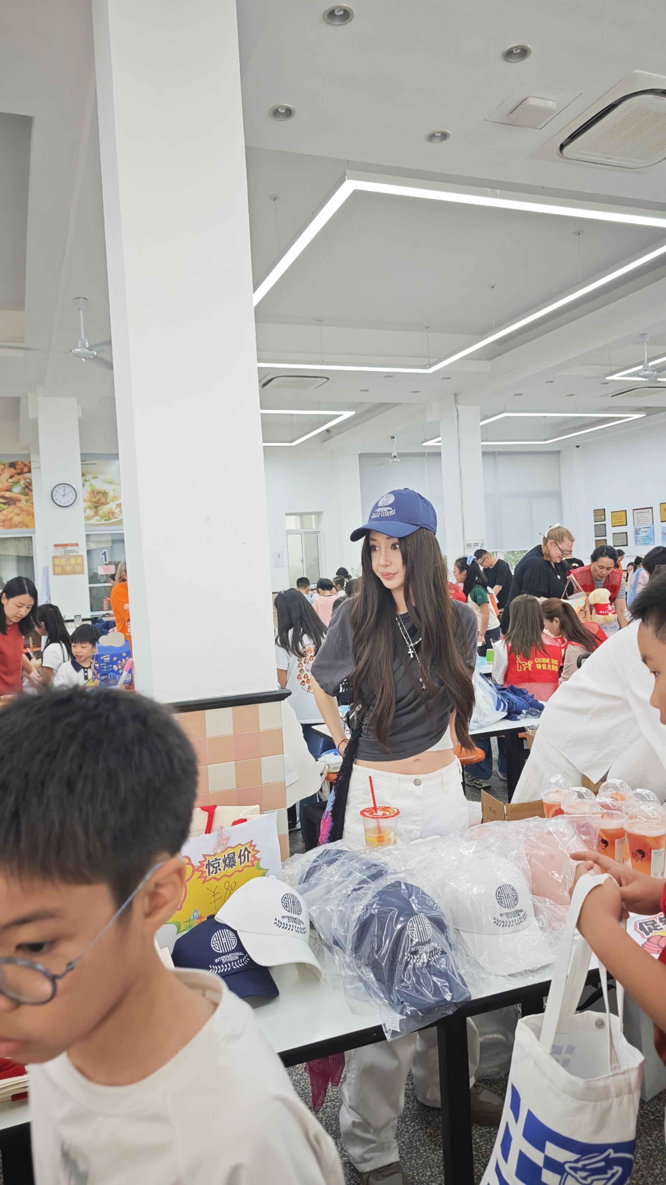 Angelababy现身上中国际学校义卖会｜好美 
