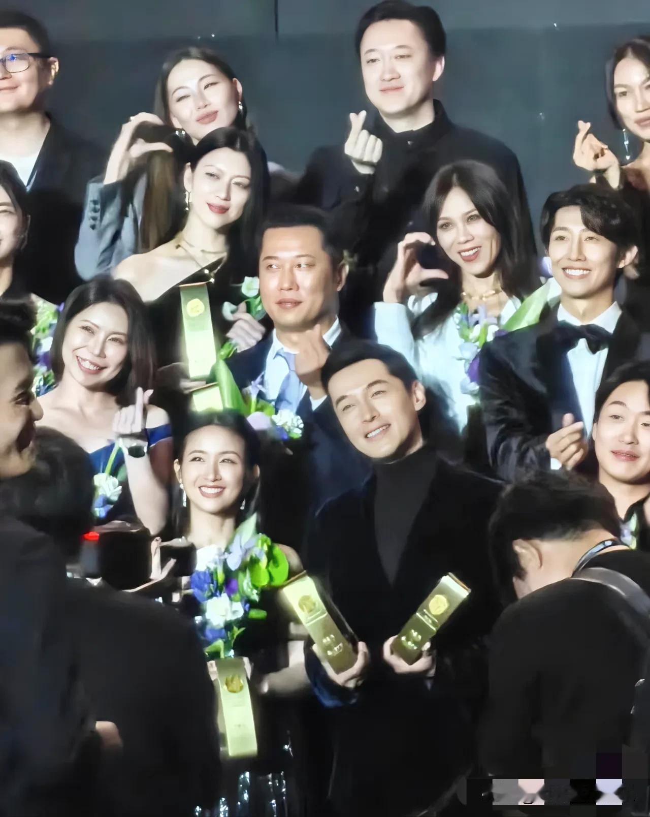 14亿人里红了20年的年轻演员！
一堆韩国人里两个国人占C位！[赞]
双语为他翻
