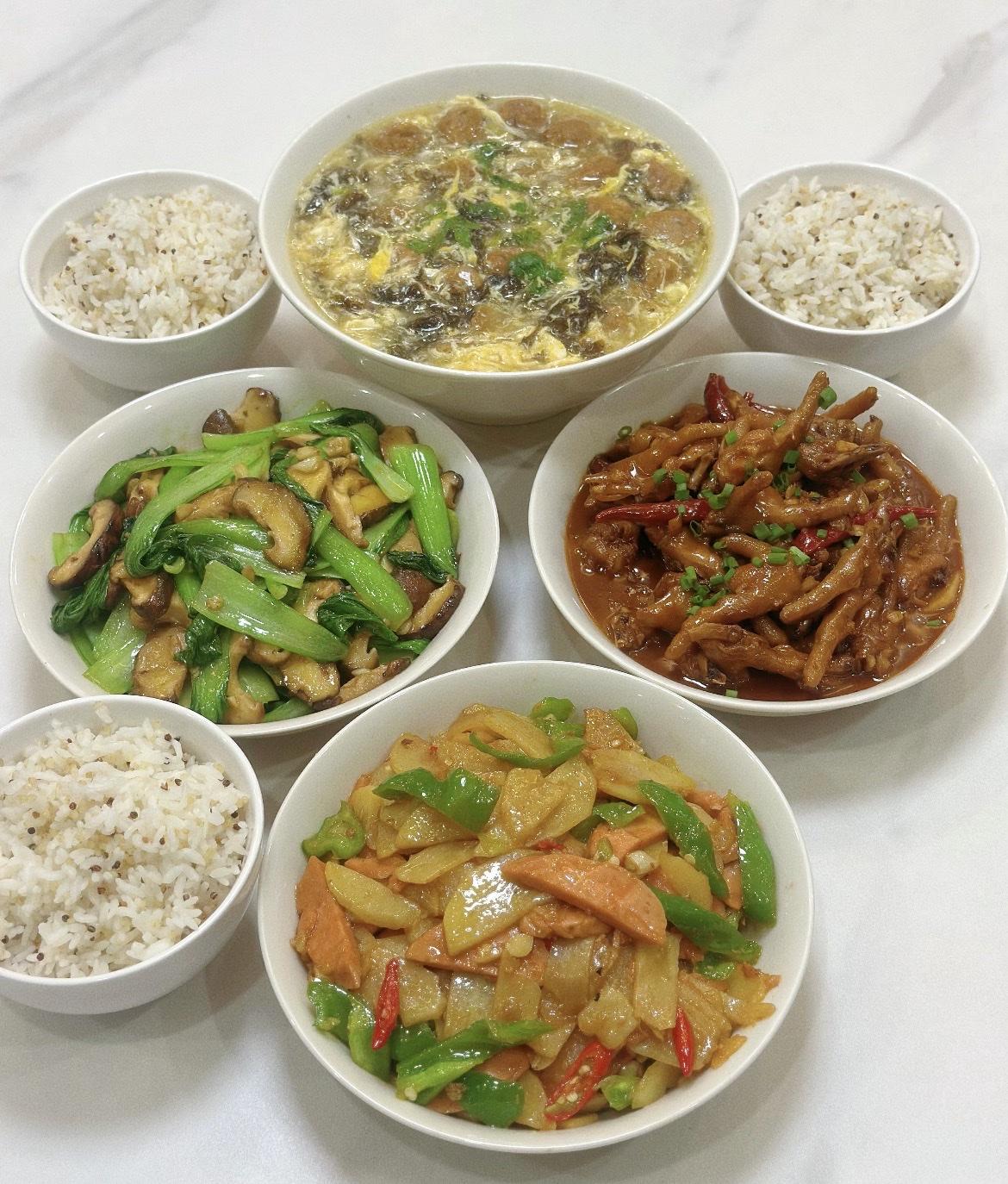 回婆家就被等着做饭？婆婆自己不动手，还拦着大姑子、老公帮忙，摆明了想把做饭的活儿
