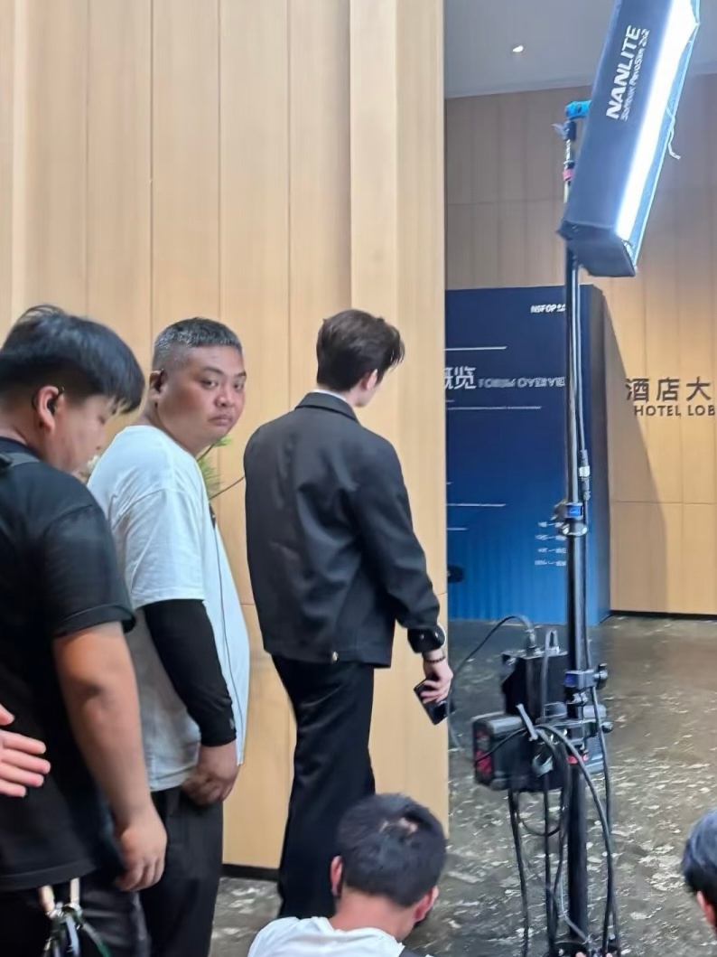 摸摸后脑勺 