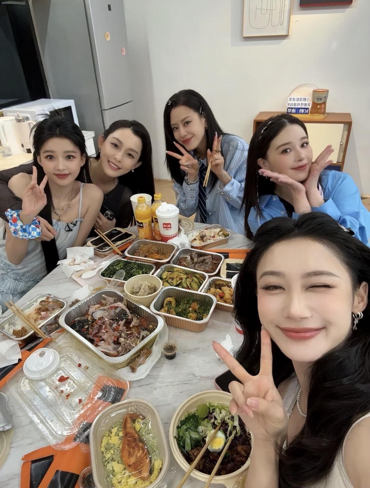 5月5日，阚清子晒自拍合影，五美开心小聚，一起吃饭的画面。

五人点了一盒盒吃的