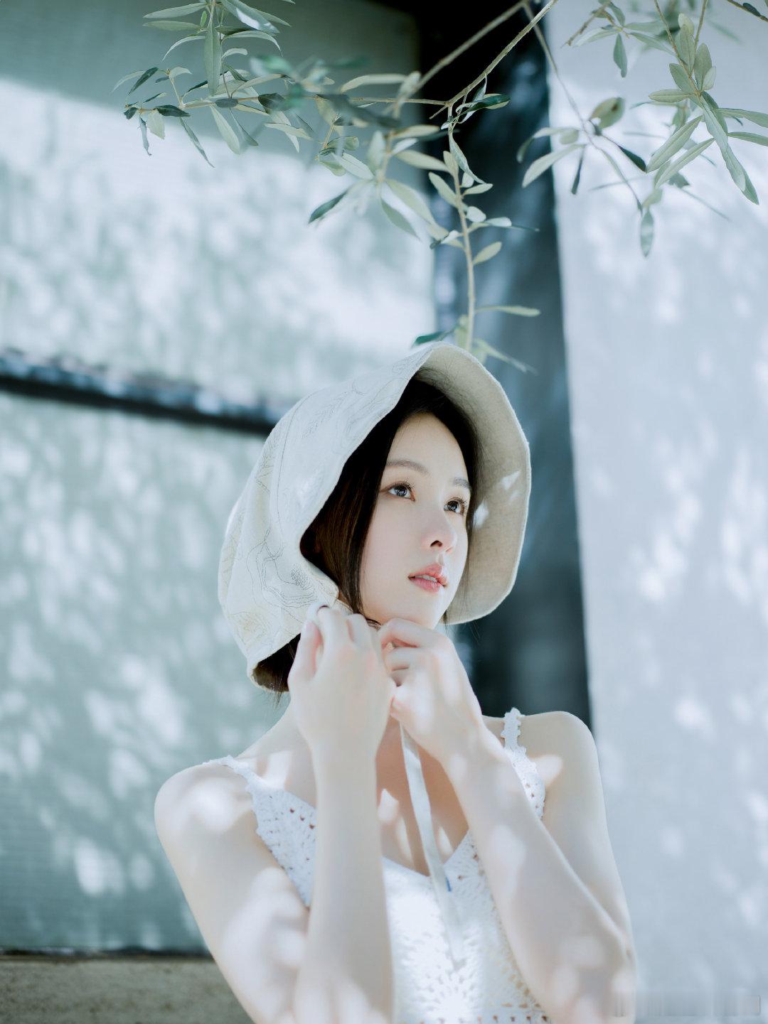 #陈都灵语音推荐流浪地球#原来陈都灵也喜欢看科幻小说呀，正好最近好想看书就看这本