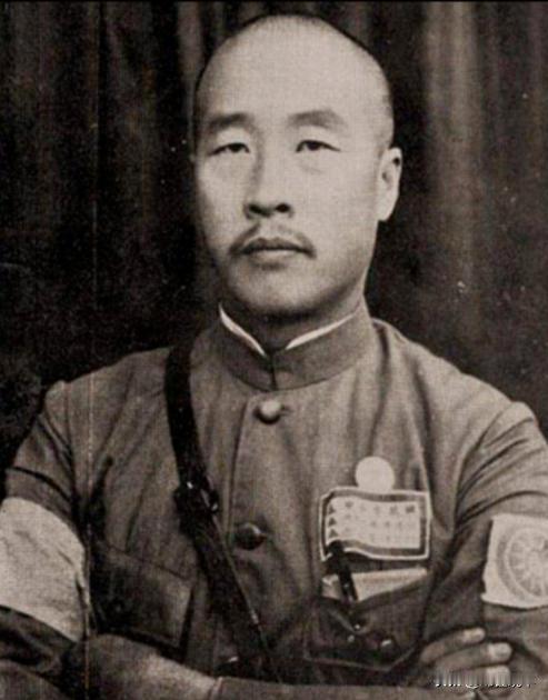 1904年，韩复榘娶高艺珍，大婚当天，韩家竟闯进一伙讨债人。谁料，高艺珍直接撩起