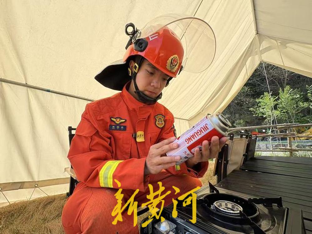 随着气温回升、草木复苏，露营成为市民春季休闲出游的热门选择。但天干物燥、春风强劲