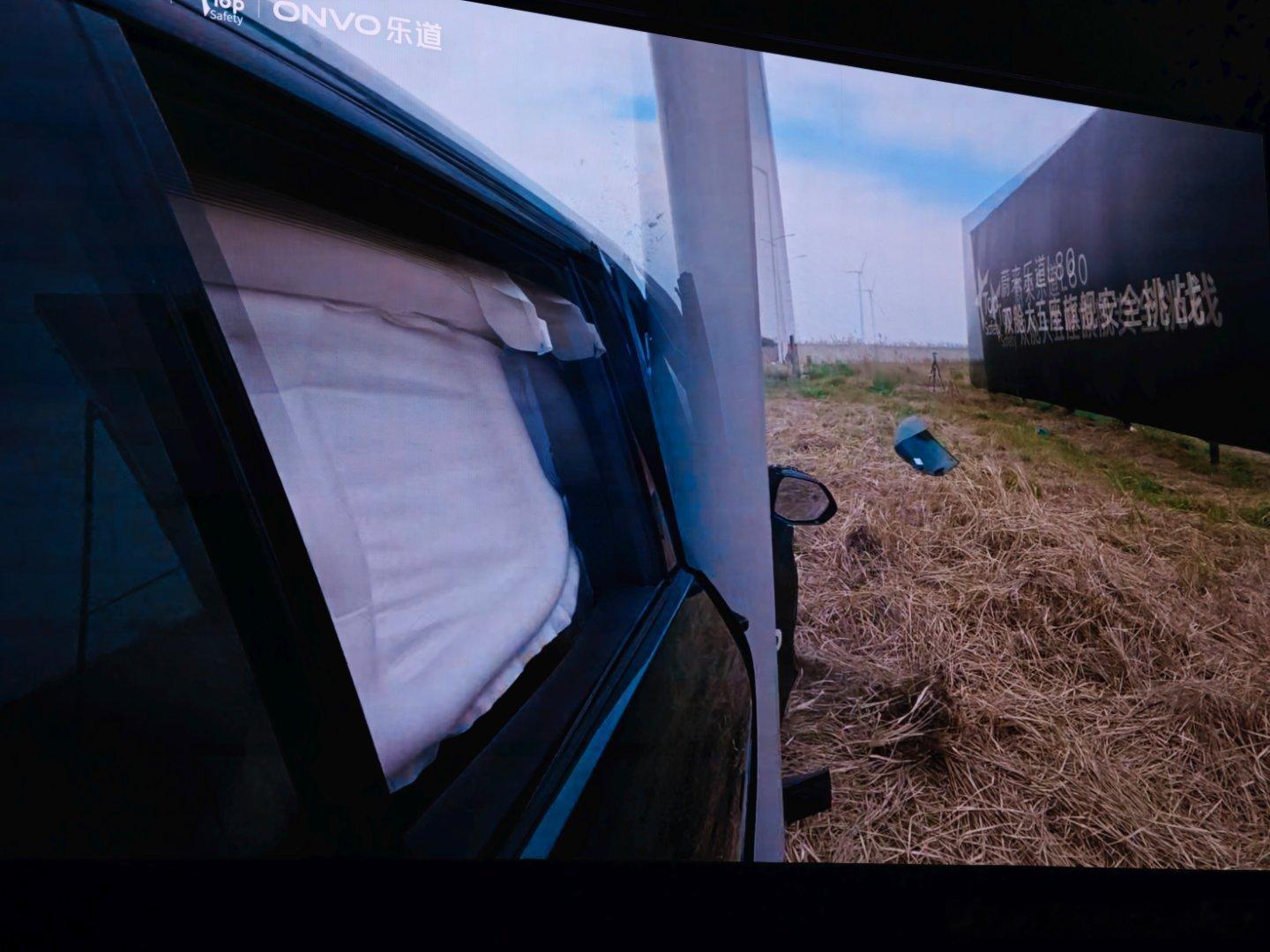 乐道L80被5吨货车追尾后，再来一个侧向夹击，扛住了！乐道l80双舱超级大五座乐