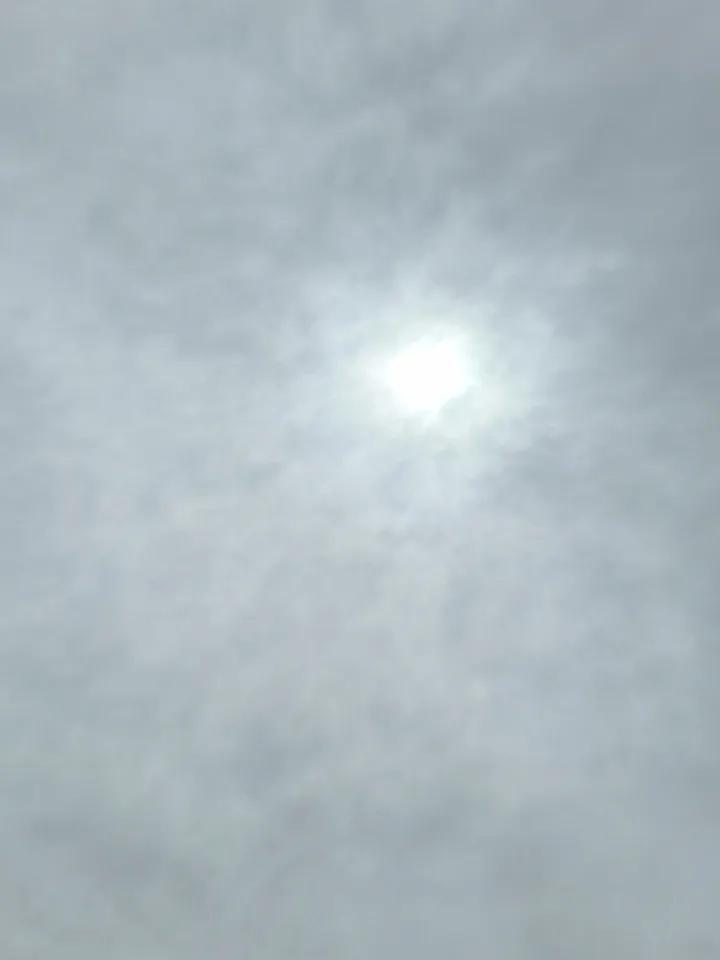 今天中午十二点拍摄的天空之城，太阳时隐时现。
今天凌晨4点的一场小雨，弄得没有睡