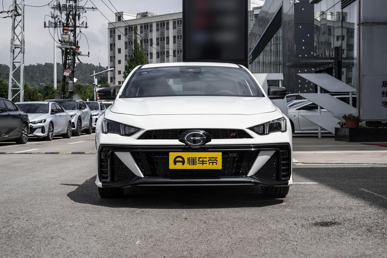 影豹R-STYLE版确实挺扎眼的，停路边总有人多看两眼，但你真坐进车里，会发现它