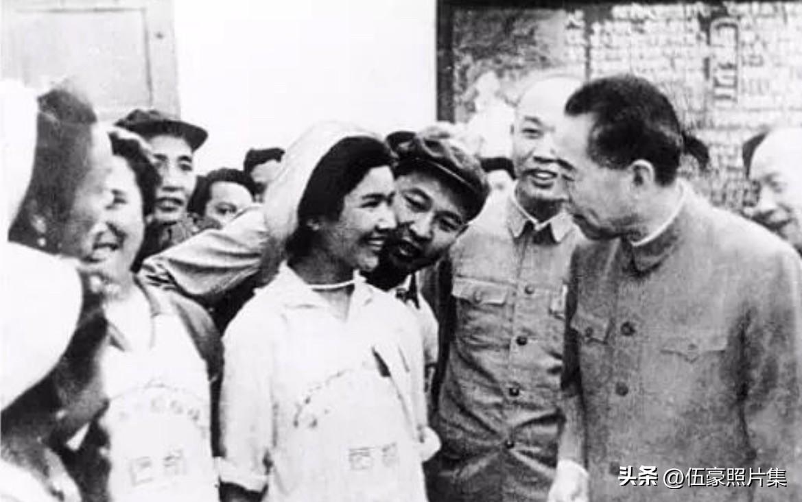 1965年7月3日，刚刚结束对亚非11国访问归来的国务院总理周恩来，与副总理陈毅