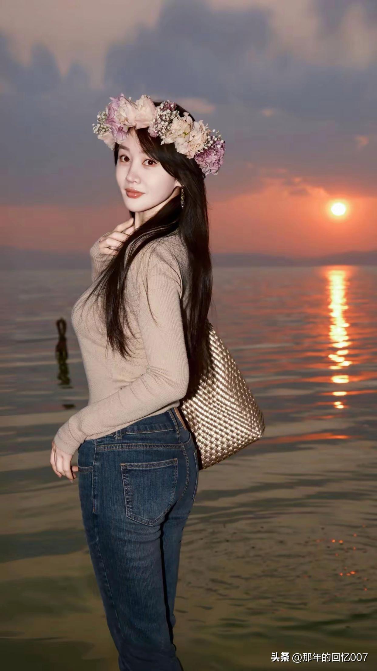 夕阳下的少女，花环点缀，海风吹拂，美如画卷。