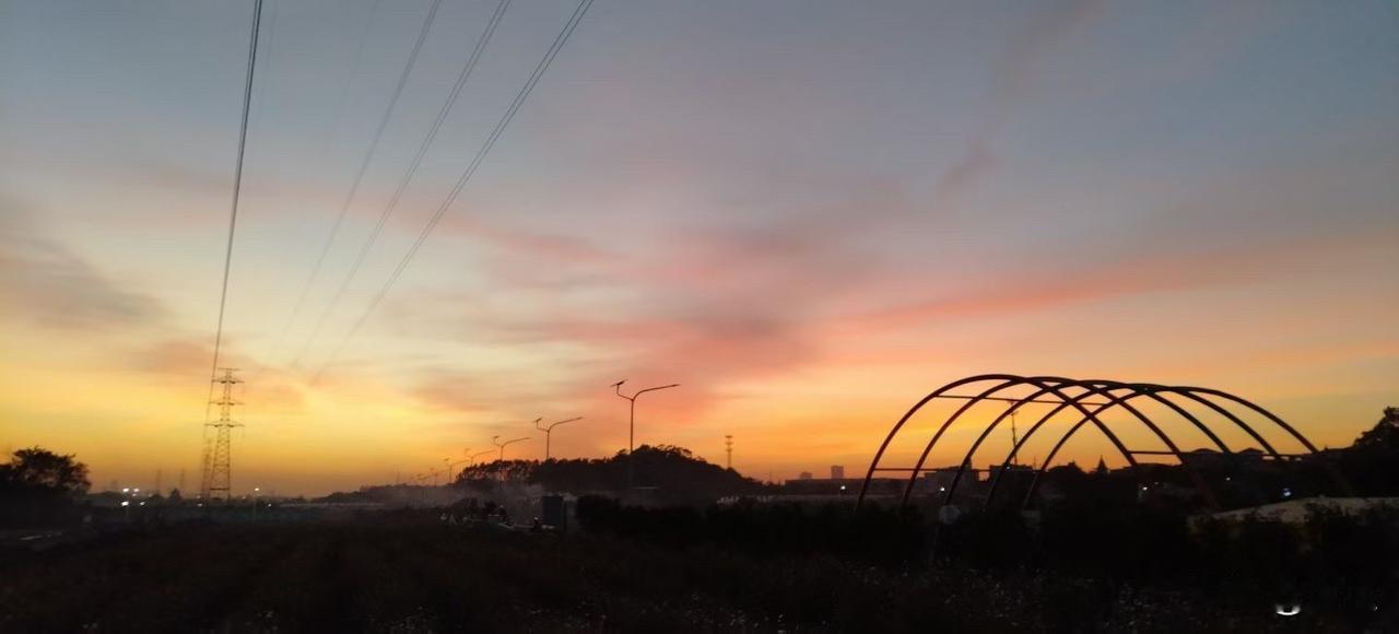 【长洲晚照：被晚霞慢下来的时光】
晚霞漫过长洲，时间在这里慢了下来。

橘粉的云