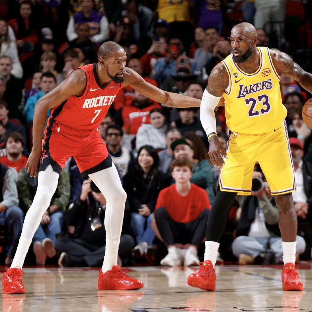 火箭不低湖人，杜兰特下半场直接被湖人包夹到破防，不但推到里夫斯领到一级恶意犯规，