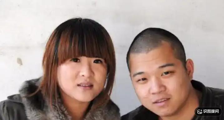 江苏男子郑鲁替兄弟顶罪，蹲了十一个月监狱。出狱那天他兴冲冲往家赶，推开门，看见自