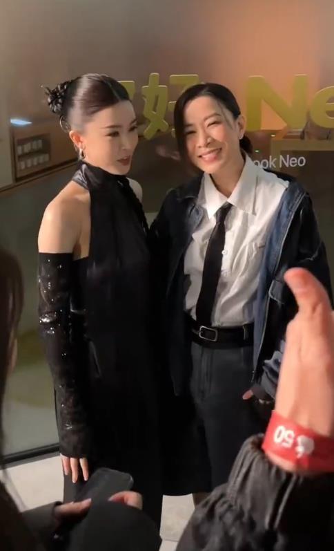 今天佘诗曼和文咏珊一起出席活动，两位站在一起超有姐妹范儿哦。

佘诗曼上身穿白色