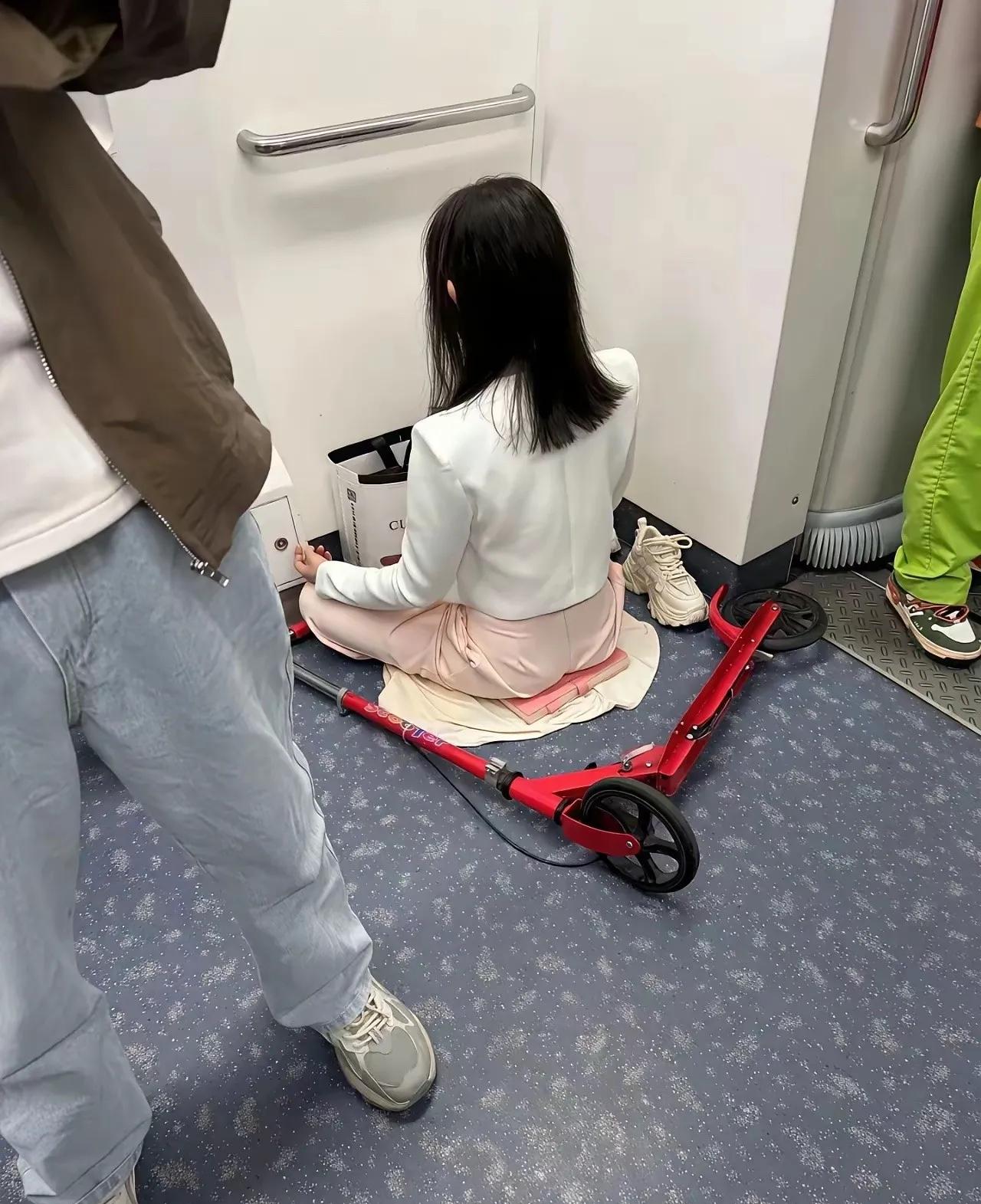 我滴个天呐！地铁上看到的，谁能告诉我，这位小姐姐是在干嘛？[what]