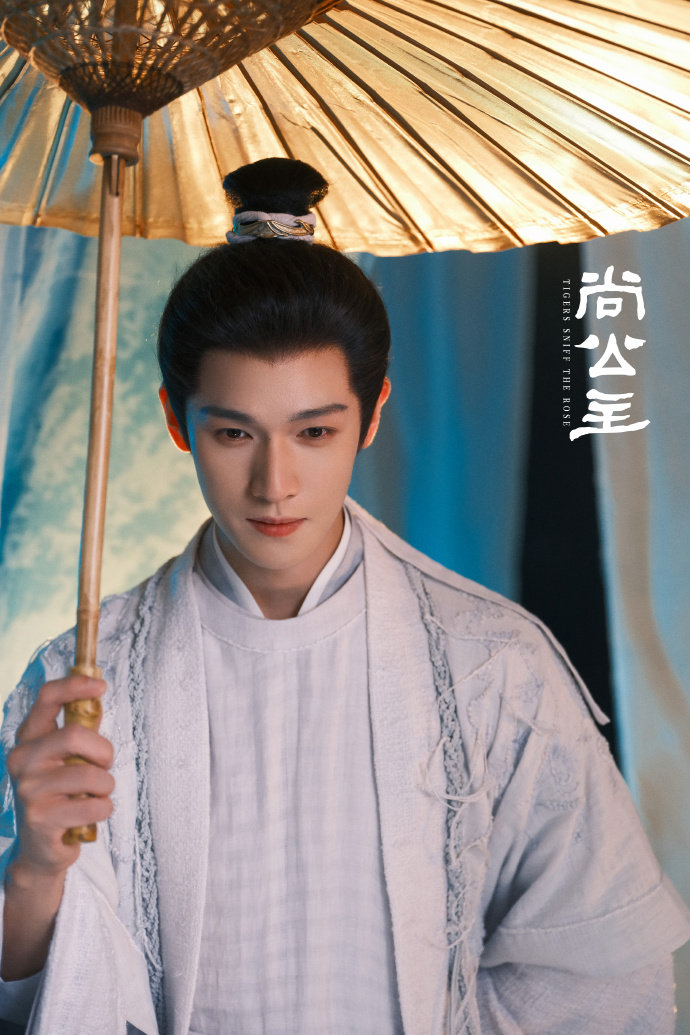 李昀锐言尚清雅亦能藏锋 李昀锐刃已出鞘 李昀锐刃已出鞘，言尚清雅亦能藏锋。谁来懂