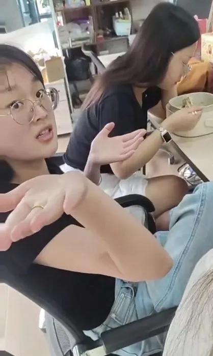 发现没，白嫖外卖的女子右手中指戴着一枚戒指，这表示着她正在热恋中，是个名花有主有