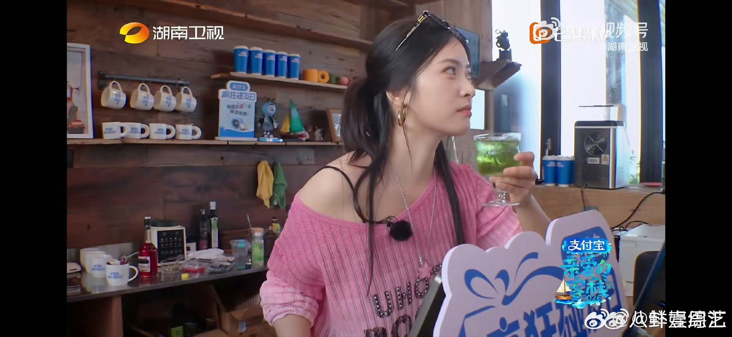 沈月沈月打完暑假工打寒假工亲爱的客栈 谁懂啊！沈月打工的样子真的又乖又认真！ 