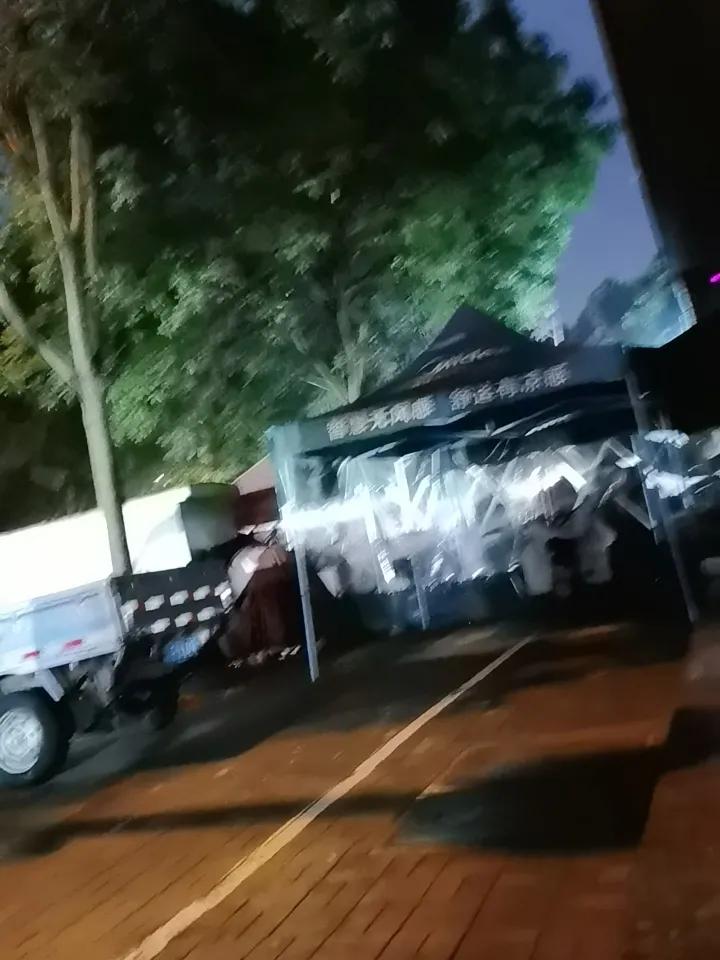 喝酒归来，寂寞有加。
回家路上，期间有狗吠。
恐怖异常。
其实，普通人就求个安稳