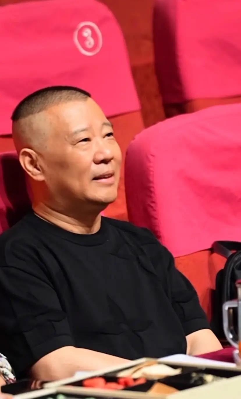近日，德云社官方账号发布一条“腾”字科招生面试招生，在视频中德云社班主郭德纲也是