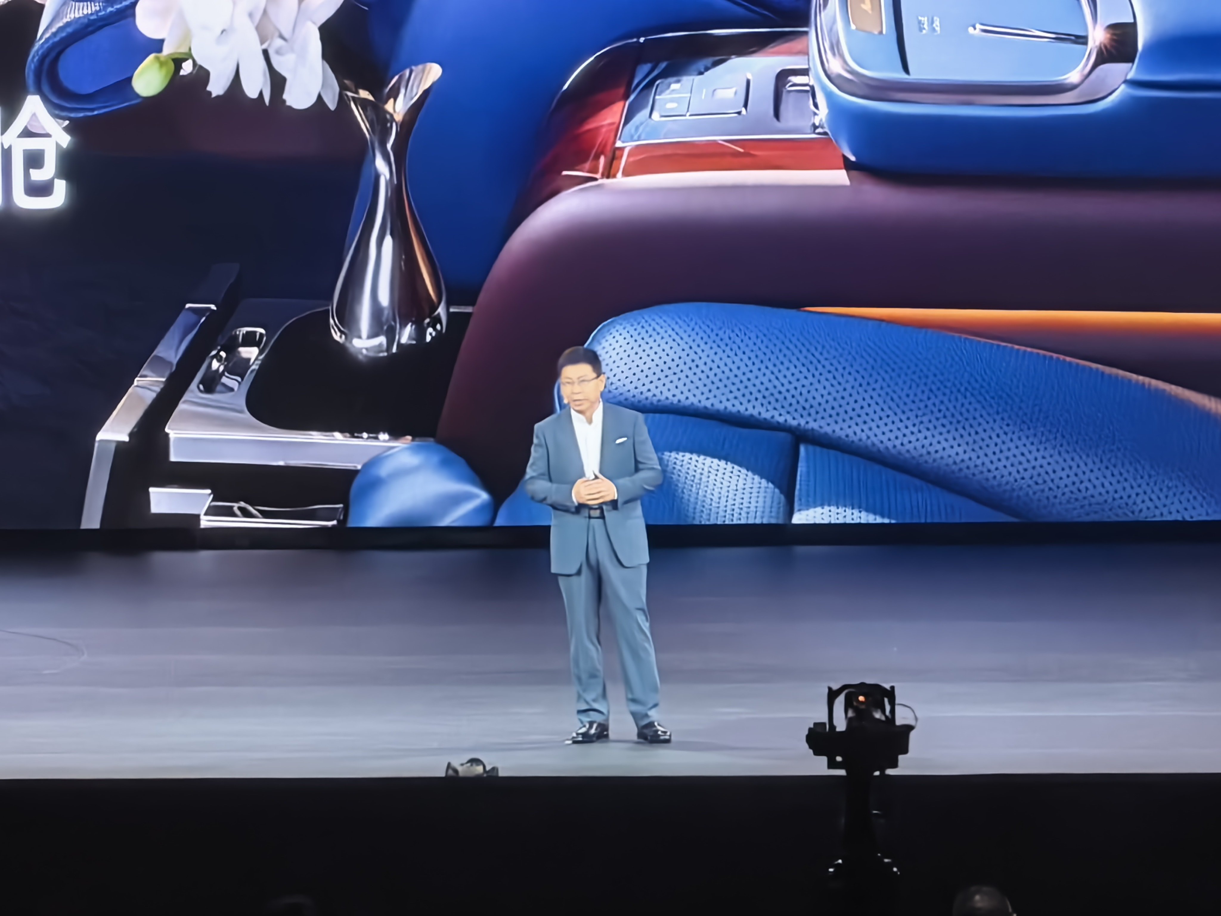 中国的企业家，确实不容易。今天尊界V800的发布会上，余总的神情有些疲惫。中国车