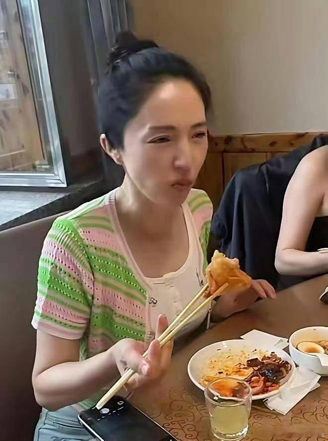 惊呆了这居然是董璇，感觉没什么变化。 
