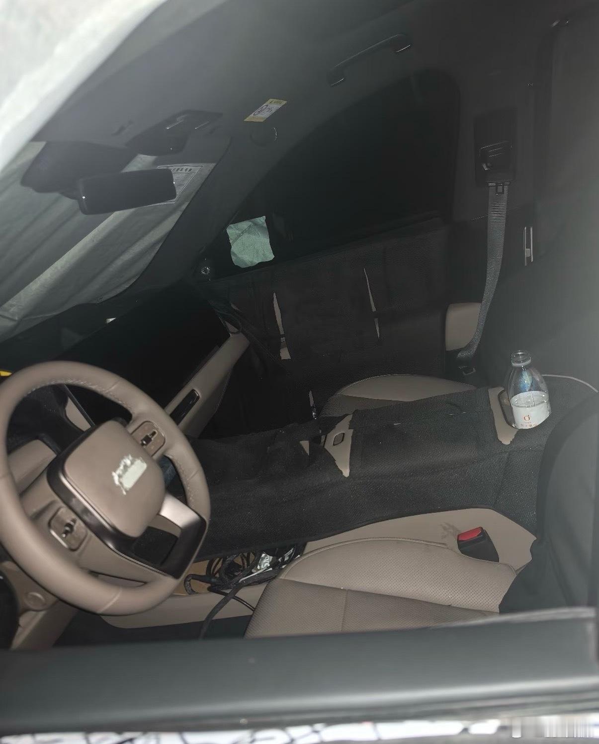 疑似新款理想L9的内饰，方向盘上的小屏幕没了。其实我还挺喜欢那个小屏幕的，视线正