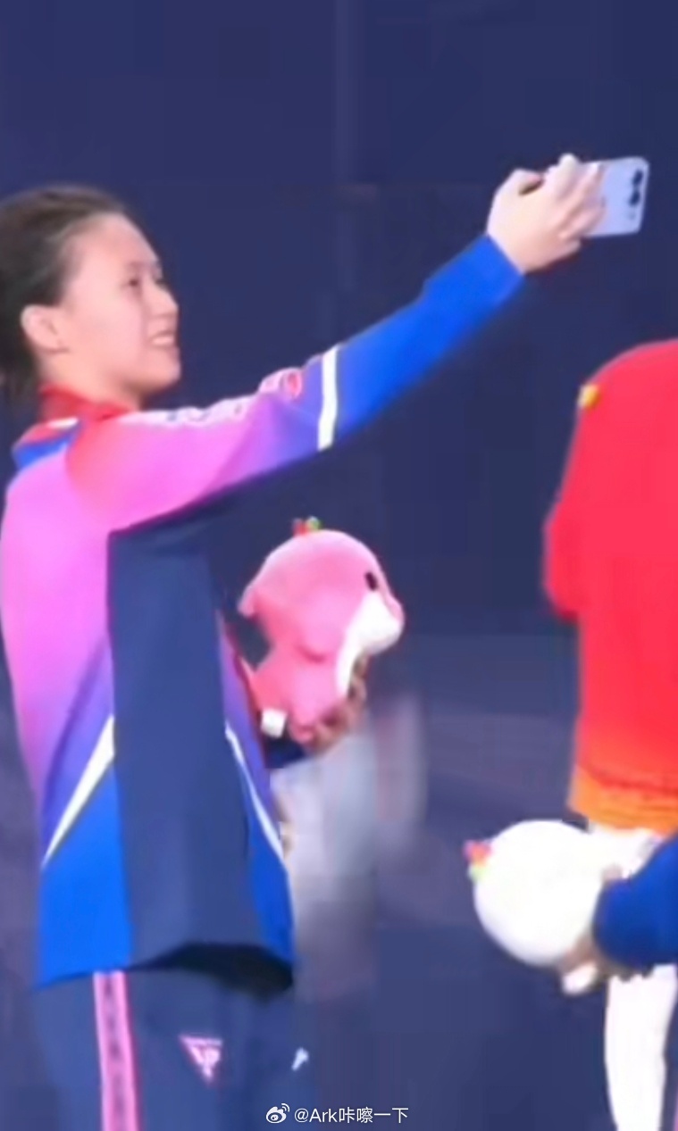 陈芋汐全运会10米台金牌恭喜陈芋汐全运会10米跳台夺冠！她还拿着荣耀500系列记