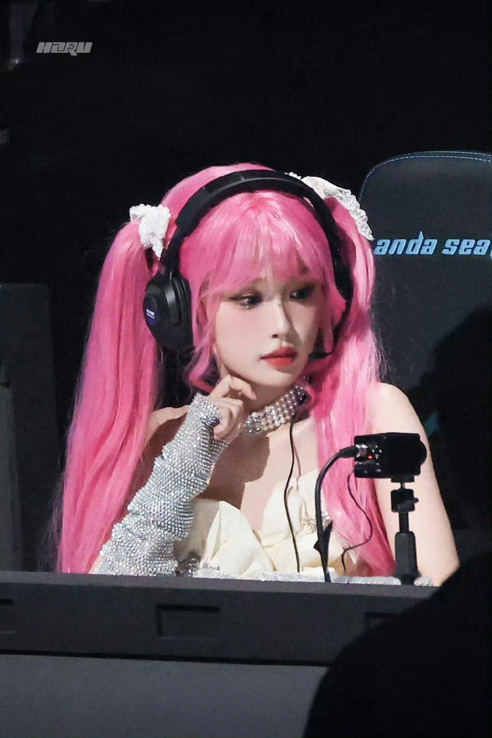 虞书欣粉毛cos妆造舞台 时隔这么久又出圈，真的超级可爱啊 像小手办一样