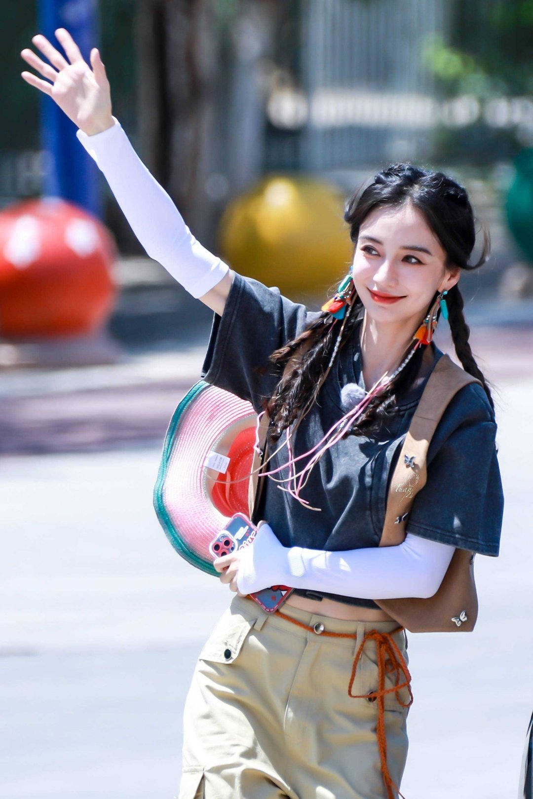 angelababy 杨颖 人群自动退成布景，像被风吹散的铅笔画。你带着万物打翻