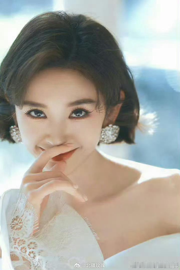 唐艺昕叽里咕噜唱啥呢心情不好就翻看唐艺昕的小考片段，她的演唱像跳跳糖般活泼，旋律