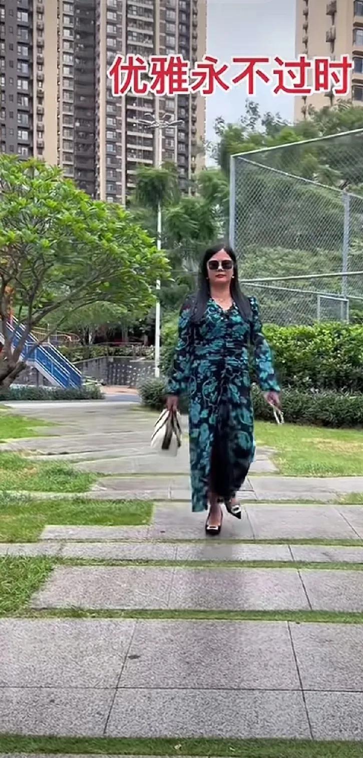 模样李湘可以，能以假乱真，这小脸蛋，这身材，气质，走路姿势都很像。
这衣服，廉价