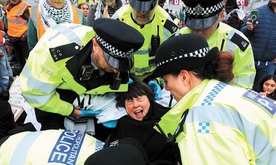 撑巴勒斯坦 442人被捕
首都伦敦市中心4日爆发支持巴勒斯坦的大规模示威活动，抗