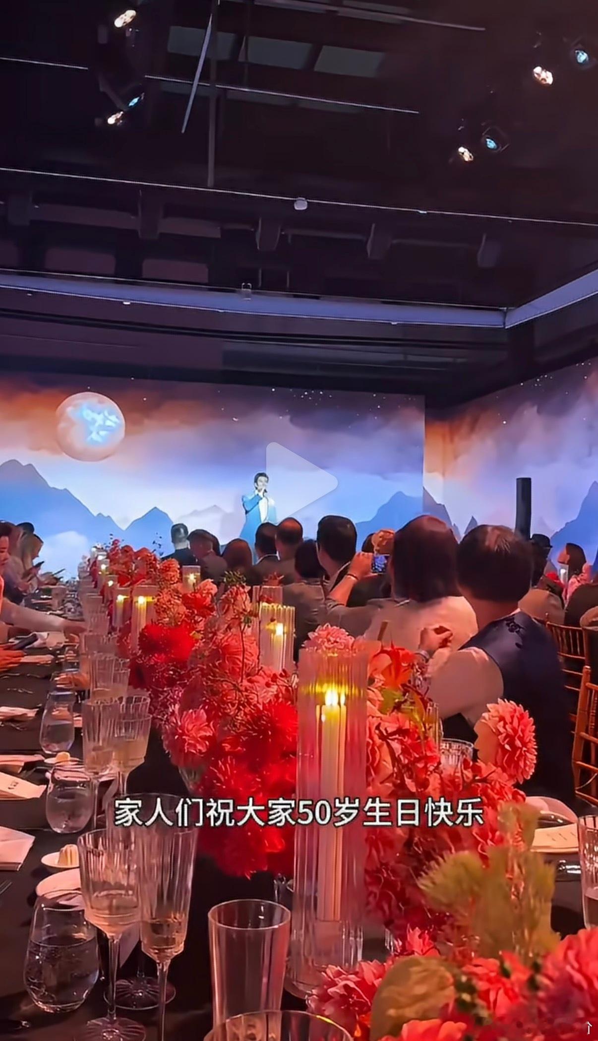 王力宏晚宴唱功依旧火力全开简约晚宴舞台没有繁复舞美衬托，全凭硬实力撑住全场，全开