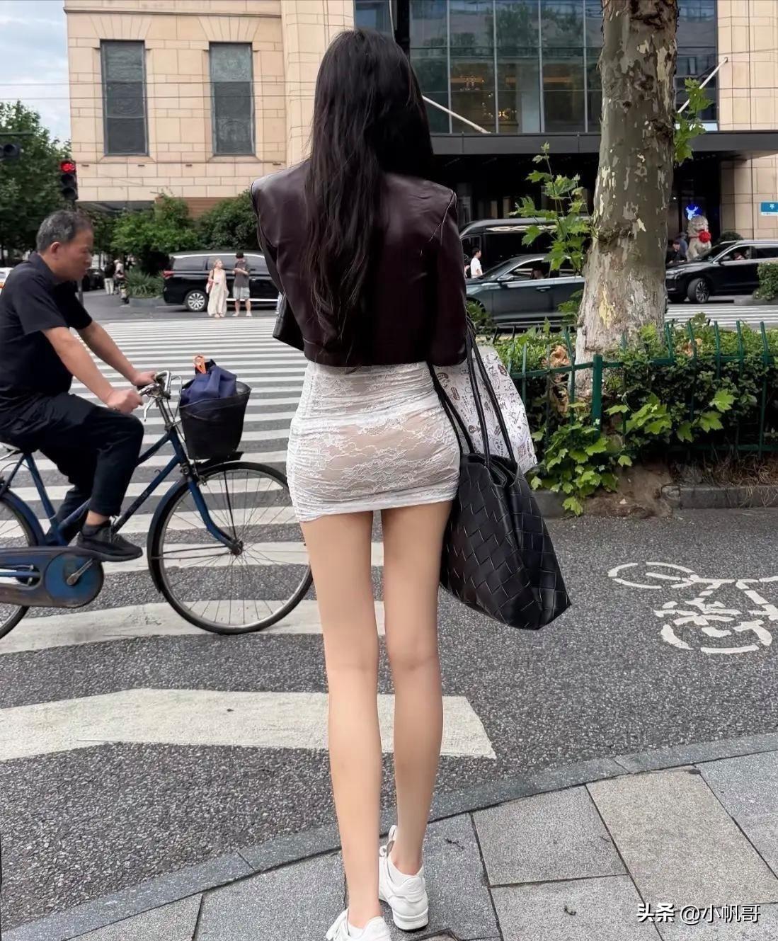大爷的自行车看起来款式已经很老了吧