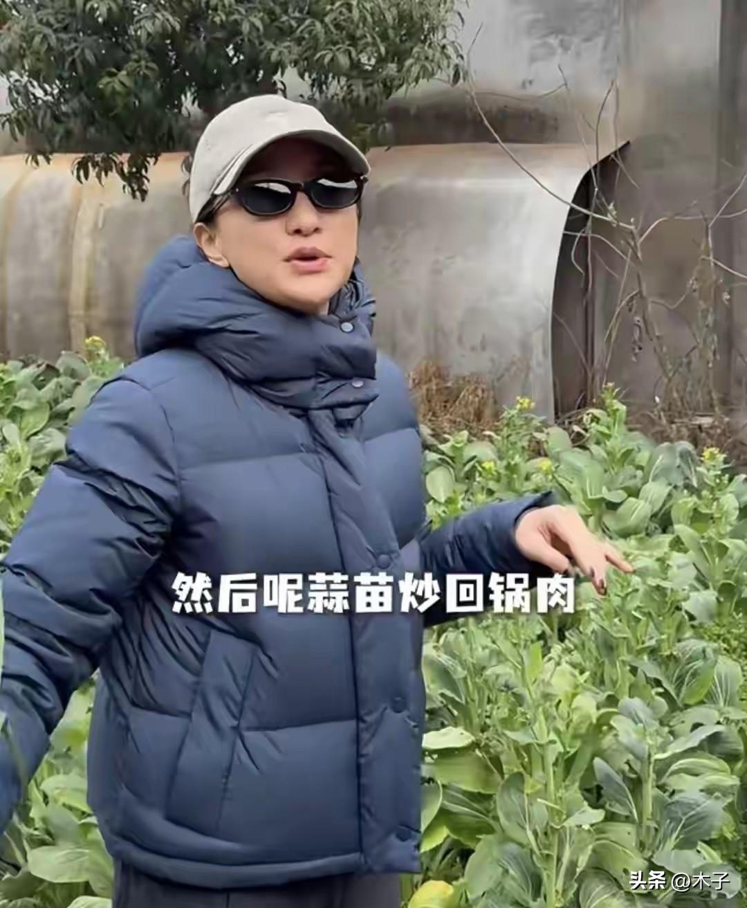 谁能想到，手握三金影后奖杯、荧幕上灵气逼人的周迅，回了趟老家，直接在菜地里解锁了