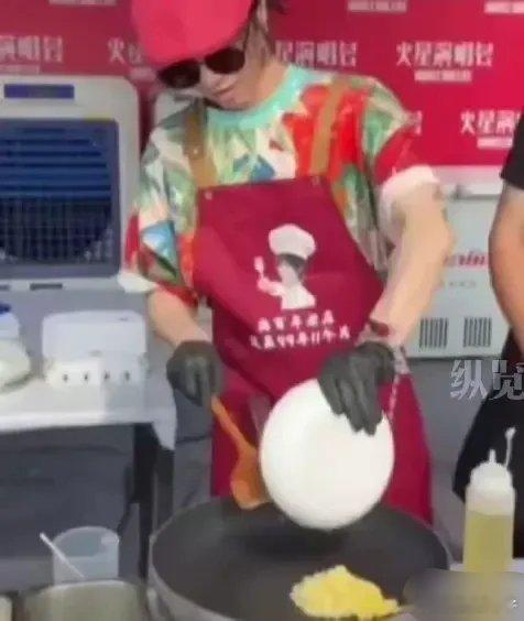 在“别出心裁”这一块，就没有人能赢过华晨宇，上次的凌晨海边演唱会，无人超越，这次