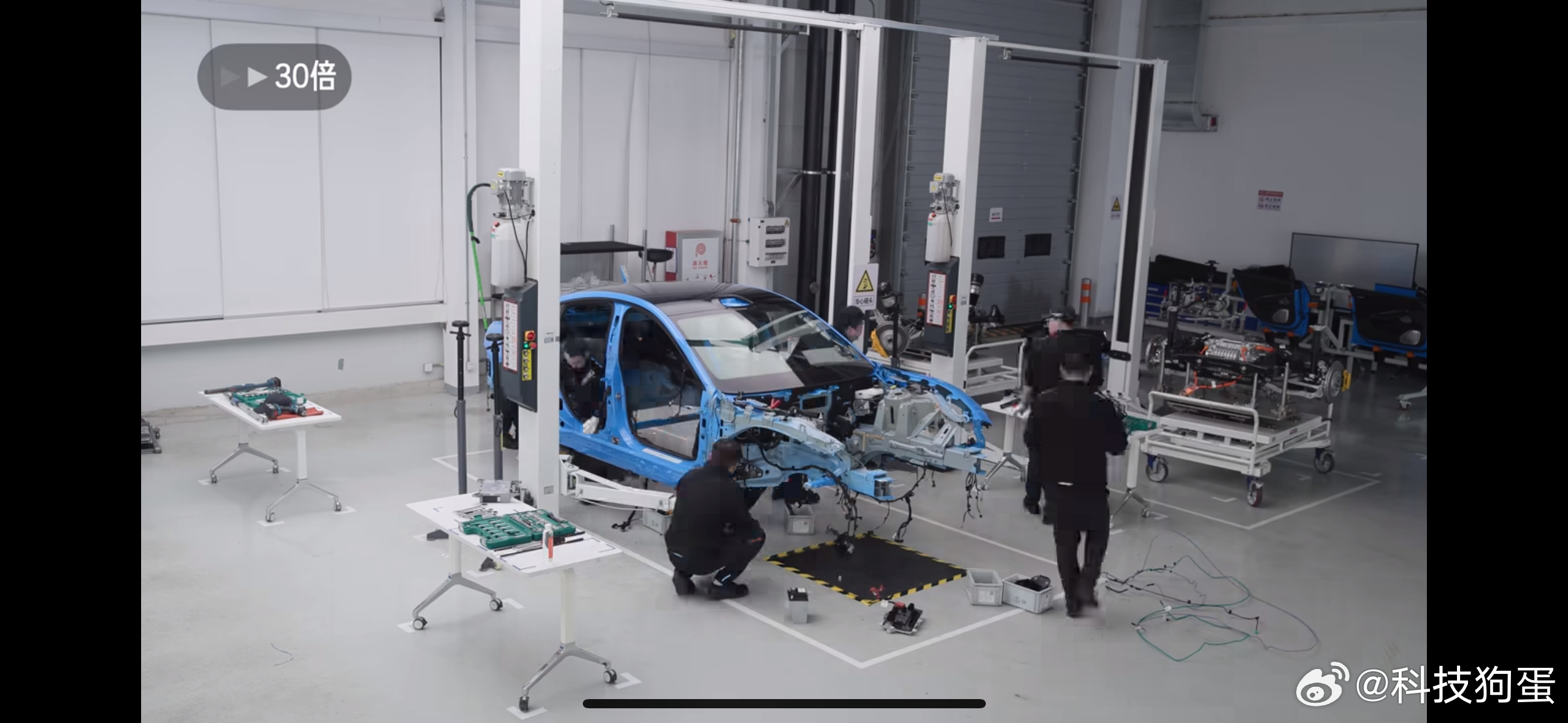 小米这场拆车直播，直接戳中了新能源行业的痛点：现在太多车企藏着掖着，用户看不到真