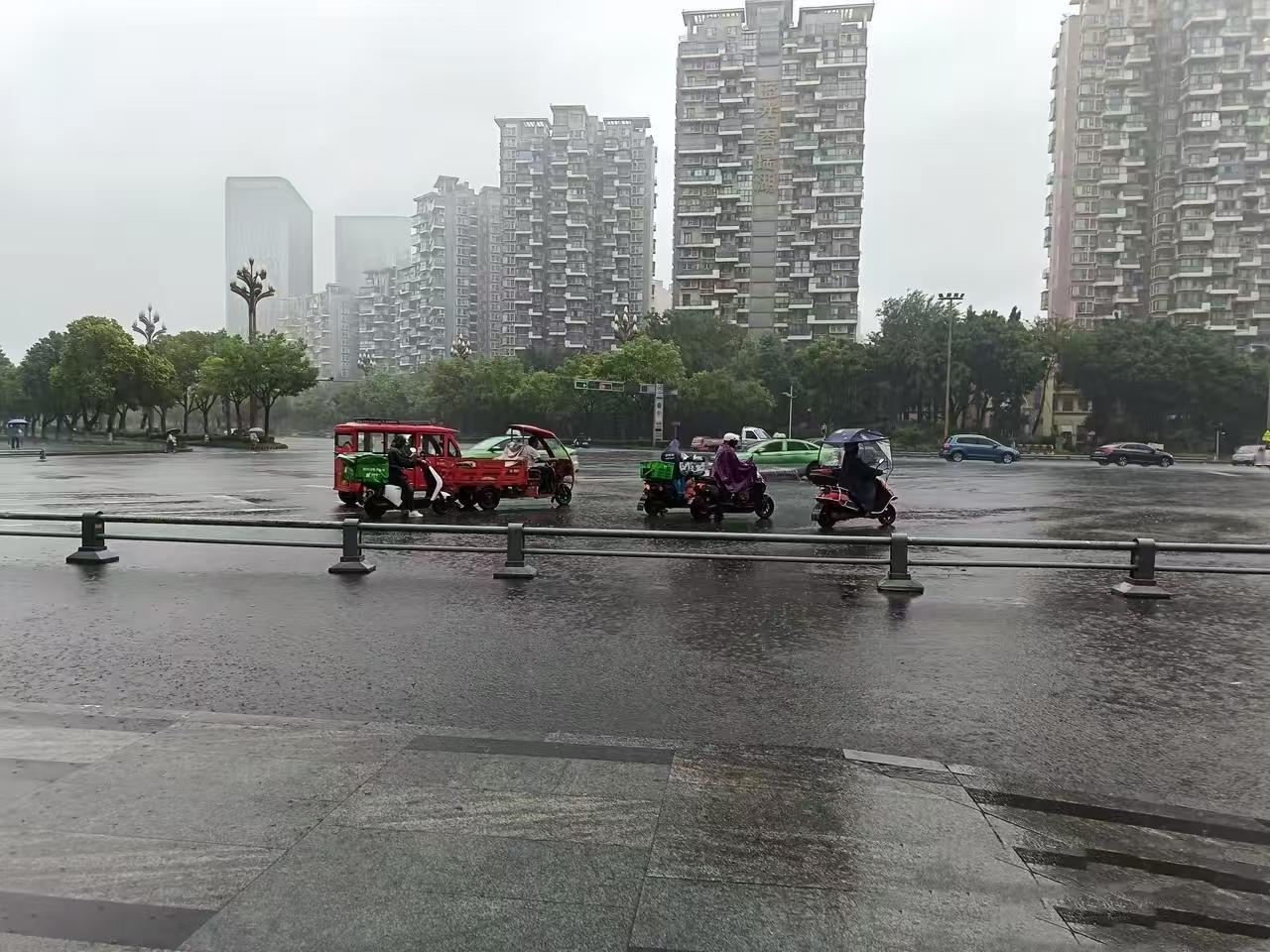 坐标成都，淅淅沥沥的阴雨落了一整天，今日气温是21°，昨天的气温还停留在35°，