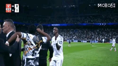 皇马球员心态崩了，补时连拿3张红牌。

这事得从补时第3分钟说起，卡雷拉斯因为定