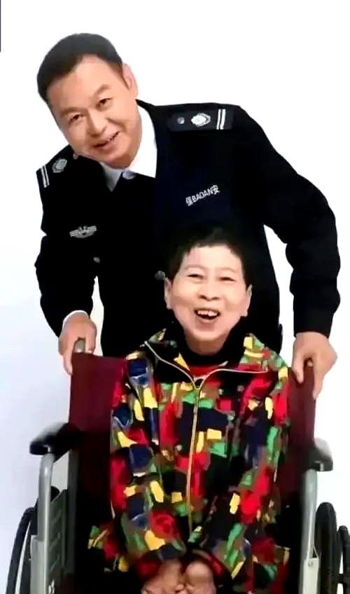 深夜的长沙小馆，1988年，21岁的谢芳赤脚抱住持刀人，挨了9刀，胸口离心脏半寸