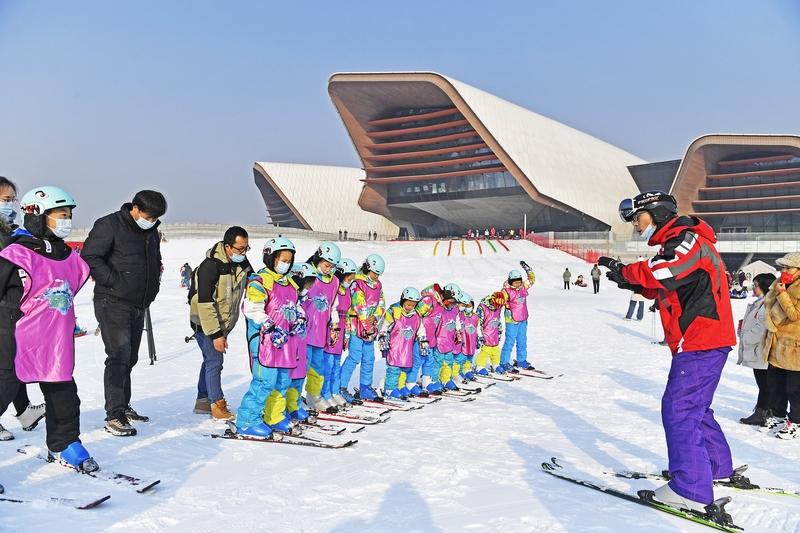 近日，新疆、吉林等地给义务教育阶段的学生安排了“冰雪假期”，可这就像给家长出了个