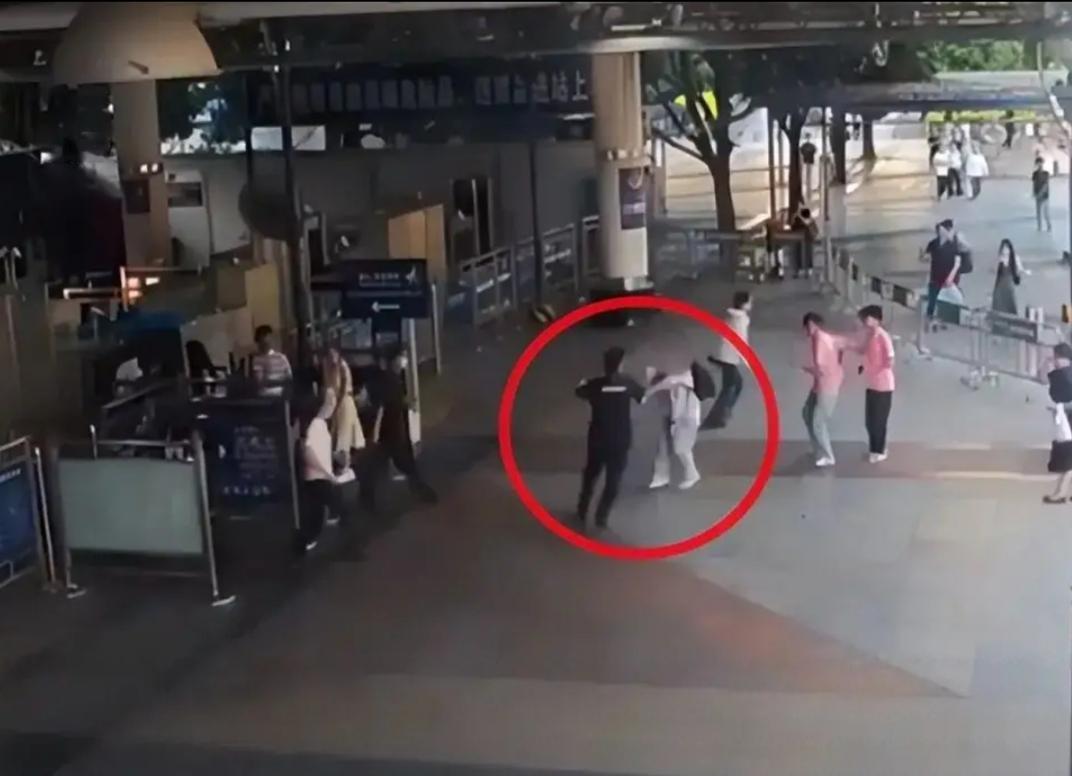 广西南宁，浙江的大学男教师错过高铁，向安检员多问了几句话，就被追着殴打，造成身体