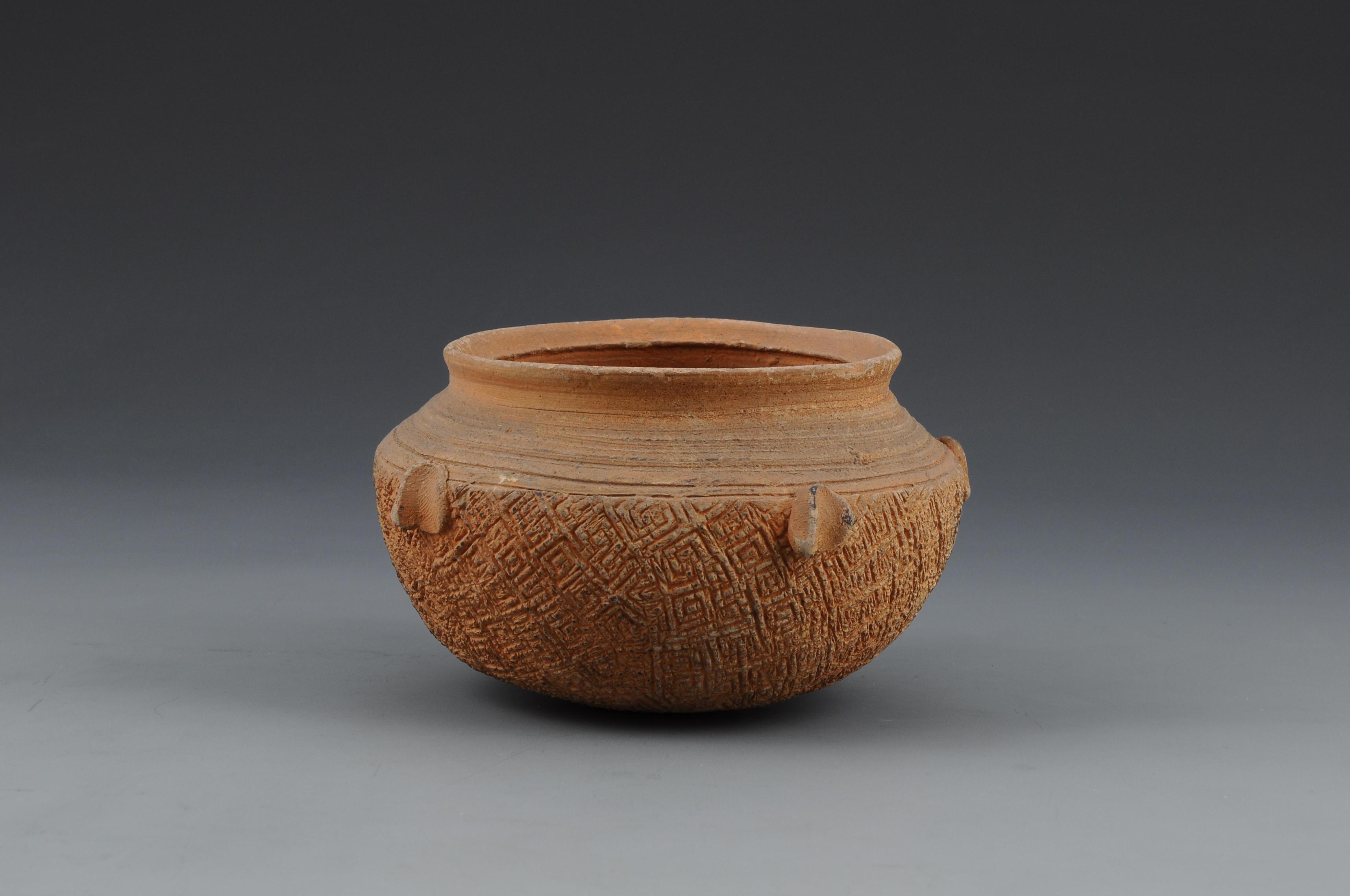 江西省博物馆藏商代 曲折雷纹四耳钮罐 